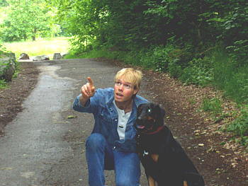 Rocky mit mir beim Langlaufen